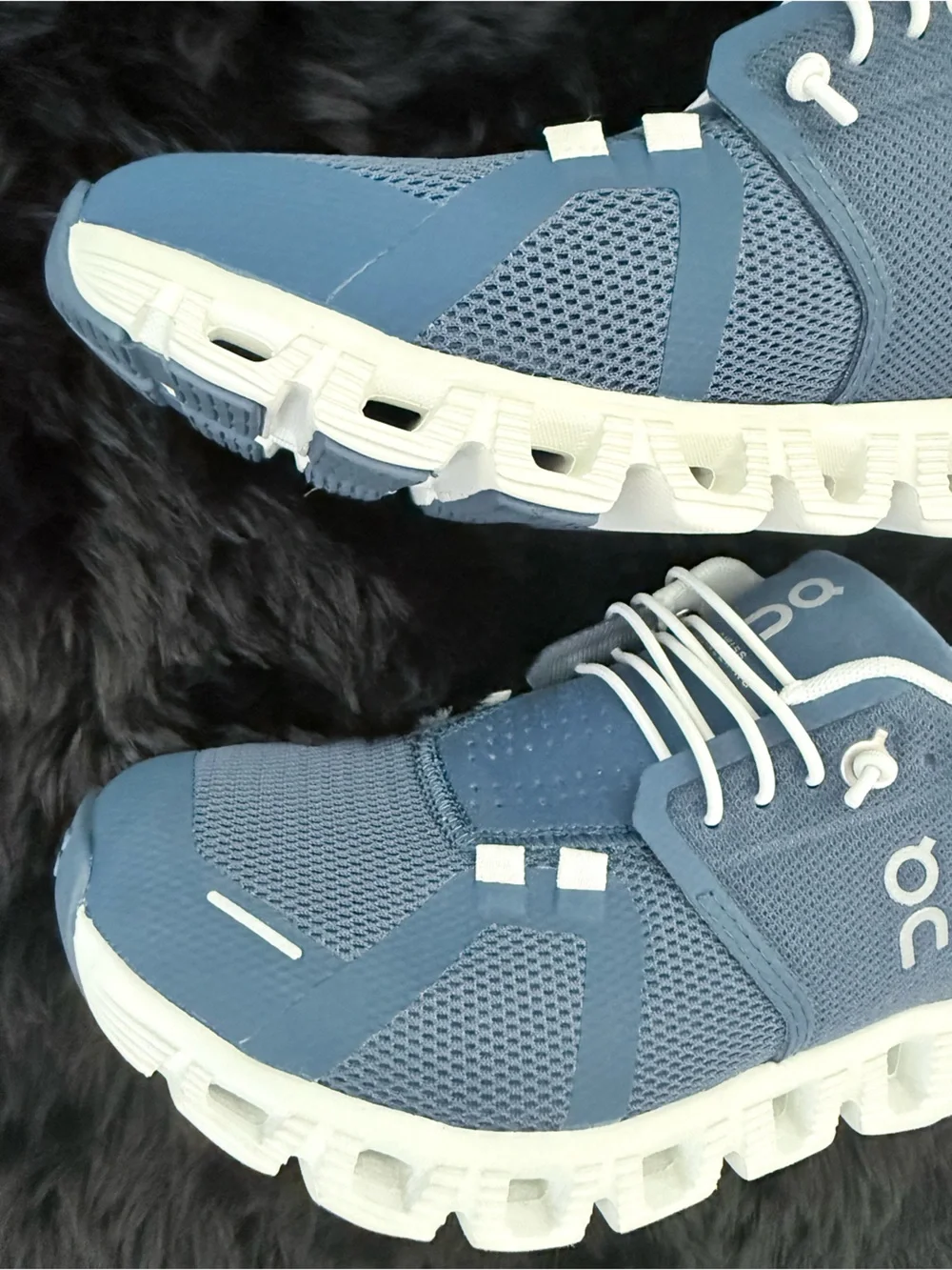 On Cloud Sneakers in navy Blue and White size 6.5